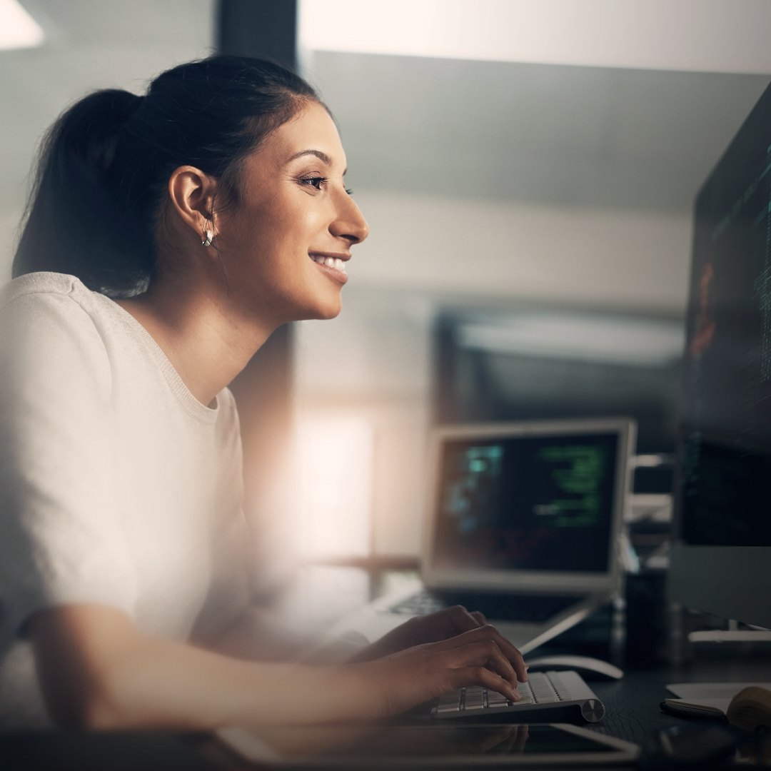 glad kvinna kodar på dator