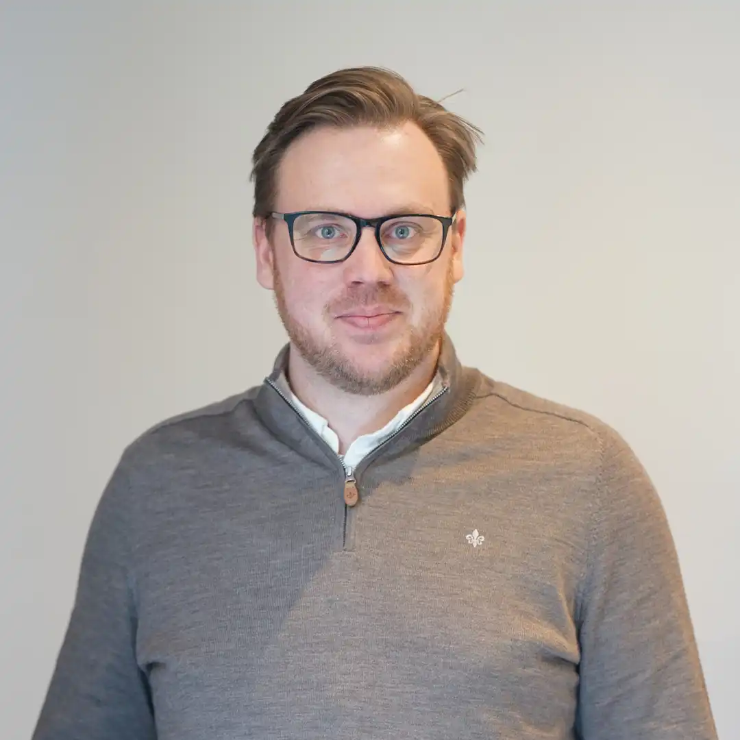 Porträttbild av KYHs tidigare studerande Oskar som utbildade sig till entreprenadingenjör. Han har på sig en långärmad tröja.