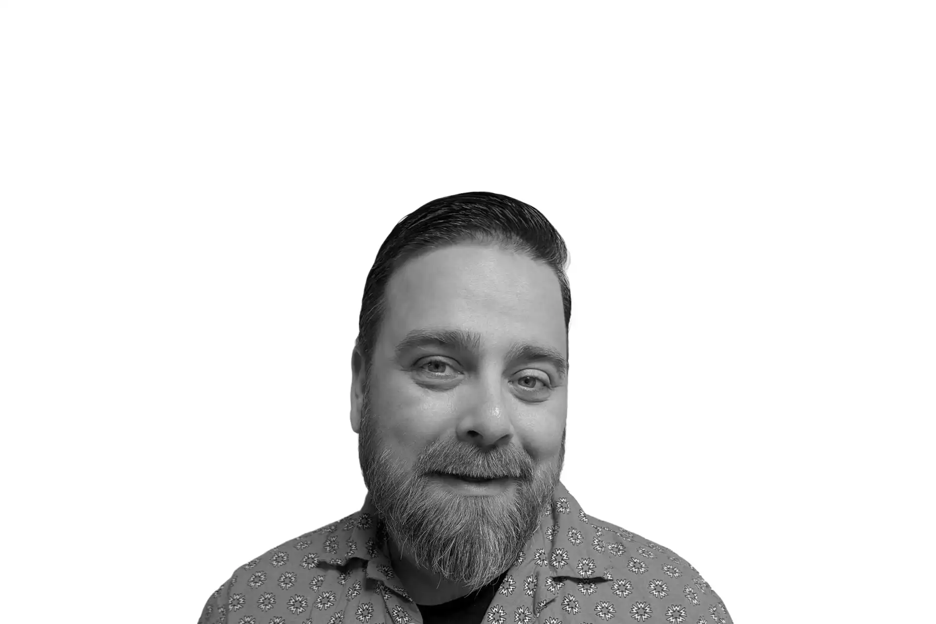 Porträttbild av Patrik som är utbildningsledare på KYH. Han är klädd i en skjorta och ler.